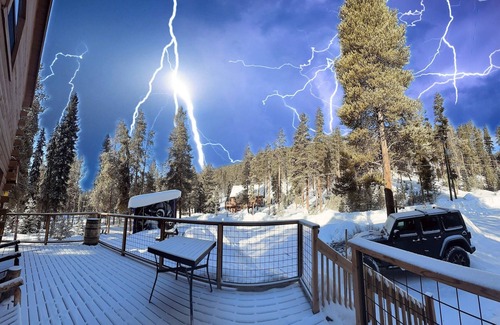 Blue River Cabina | Epic Adventure Basecamp Snowboards gratis y bañera de hidromasaje