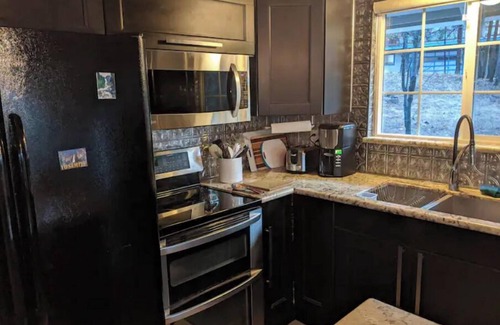 Groveland Casa | Breckenridge Chalet near Yosemite. Nestled in Pines. Sleeps 6. Dog friendly!