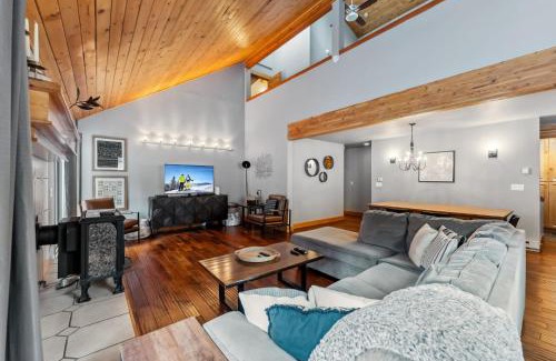 Breckenridge Casa | Breckenridge Escape with Private Hot Tub & Deck