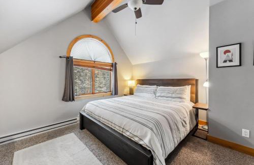 Breckenridge Casa | Breckenridge Escape with Private Hot Tub & Deck