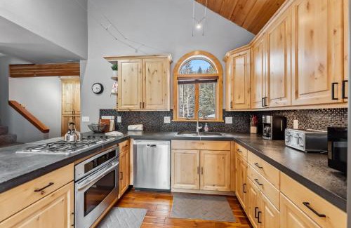 Breckenridge Casa | Breckenridge Escape with Private Hot Tub & Deck