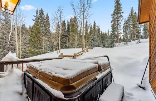 Breckenridge Casa | Breckenridge Escape with Private Hot Tub & Deck