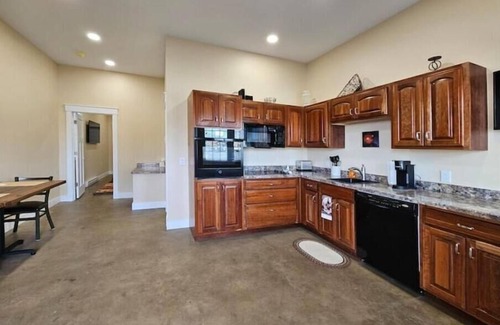 Grove City Apartamento | Breckenridge Suites #7 - The King's Suite - Cozy 1-Bedroom with Full Kitchen
