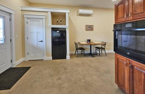 Grove City Apartamento | Breckenridge Suites #7 - The King's Suite - Cozy 1-Bedroom with Full Kitchen