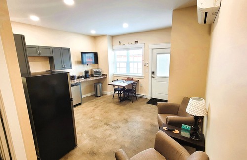 Grove City Apartamento | Breckenridge Suites #6 - Cozy 1-Bedroom Suite with Fully Equipped Kitchen