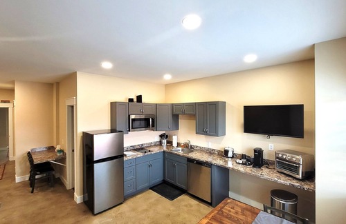 Grove City Apartamento | Breckenridge Suites #6 - Cozy 1-Bedroom Suite with Fully Equipped Kitchen