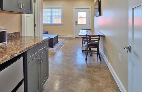 Grove City Apartamento | Breckenridge Suites #2 - One-Bedroom Suite Perfect for Business or Leisure