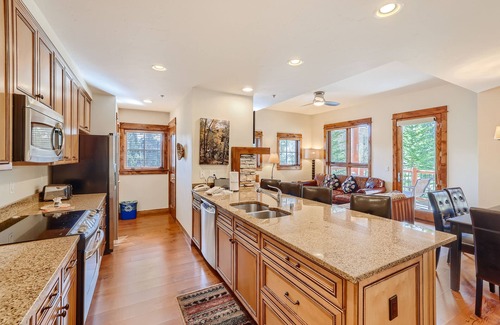 Four O'Clock Condominio | Breckenridge villa next to the Snowflake lift with shared hot tub & pool