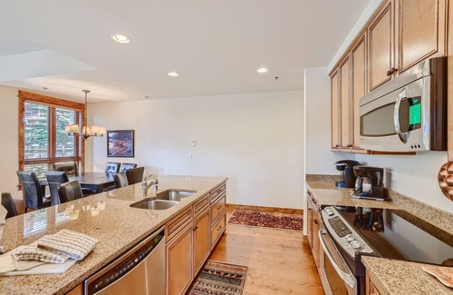 Four O'Clock Condominio | Breckenridge villa next to the Snowflake lift with shared hot tub & pool