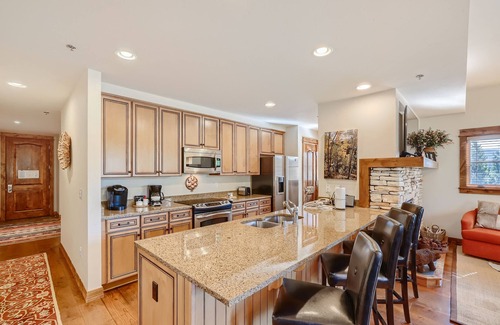 Four O'Clock Condominio | Breckenridge villa next to the Snowflake lift with shared hot tub & pool