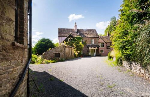 Crickhowell Casa | Brecon Beacons Old Vicarage, stunning garden & views