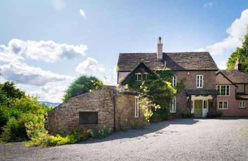 Crickhowell Casa | Brecon Beacons Old Vicarage, stunning garden & views