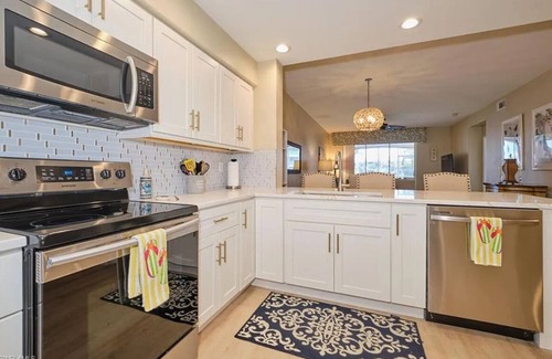 Tropical Cove Condominio | Breeze On In to our 1st floor condo in Lexington Country Club, Ft Myers.