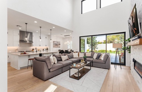 Wilshire Terrace Casa | Breeze - Sparkling Pool - Mins to Old Town