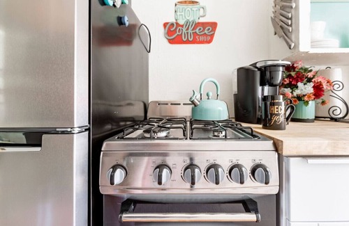 Downtown Tucson Apartamento | Breezy 1BR Retreat – Walk to UofA & Spring Fun!