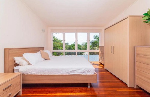 Balmoral Casa | Breezy 4 Bedroom Queenslander in Balmoral