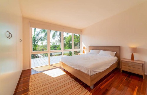 Balmoral Casa | Breezy 4 Bedroom Queenslander in Balmoral