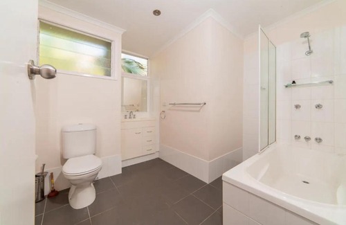 Balmoral Casa | Breezy 4 Bedroom Queenslander in Balmoral