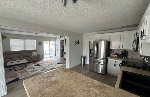 Stuart Casa | Breezy 4BR w/ Golf Clubs + Heated Pool + Tiki Bar