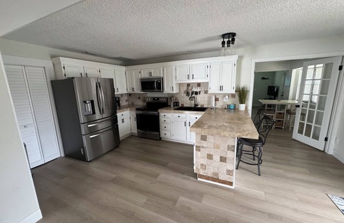 Stuart Casa | Breezy 4BR w/ Golf Clubs + Heated Pool + Tiki Bar