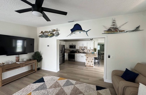 Stuart Casa | Breezy 4BR w/ Golf Clubs + Heated Pool + Tiki Bar