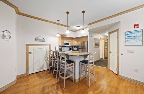 Sheboygan Condominio | New! Breezy Beach - 75 Steps to Lake Michigan!