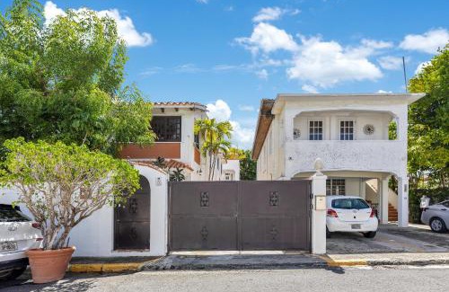 Parque Apartamento | Breezy beach apt, steps to the sand! Full AC too - 18 Up