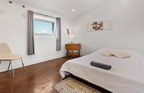 Vernon Casa | Breezy Beach House near Nature, Lake & Vineyards (Pet-Friendly!)