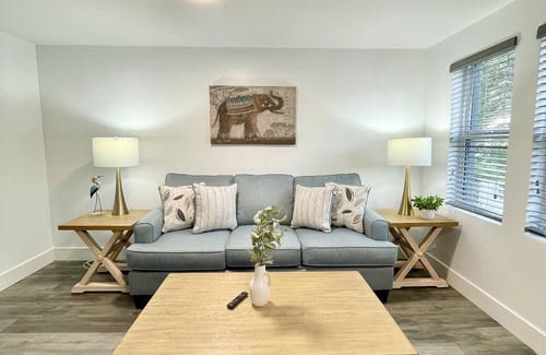Parkside Apartamento | Breezy Beaches, Florida vacation getaway w/ KING BED