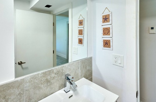 Parkside Apartamento | Breezy Beaches, Florida vacation getaway w/ KING BED