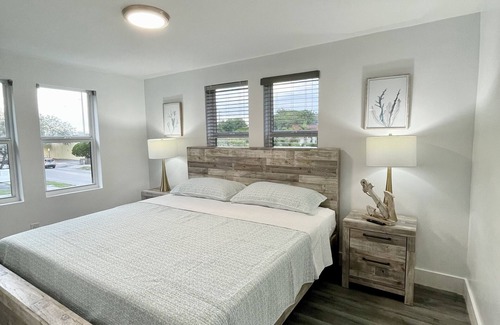 Parkside Apartamento | Breezy Beaches, Florida vacation getaway w/ KING BED