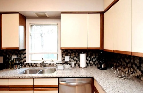Aksarben - Elmwood Park Casa | Breezy Blue House 3 minute walk to Foods and Fun.