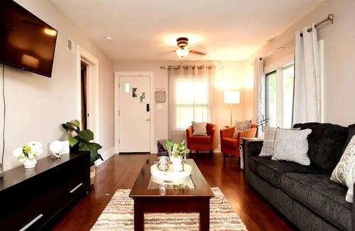 Aksarben - Elmwood Park Casa | Breezy Blue House 3 minute walk to Foods and Fun.