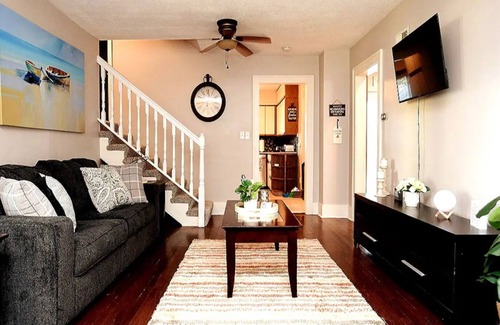 Aksarben - Elmwood Park Casa | Breezy Blue House 3 minute walk to Foods and Fun.