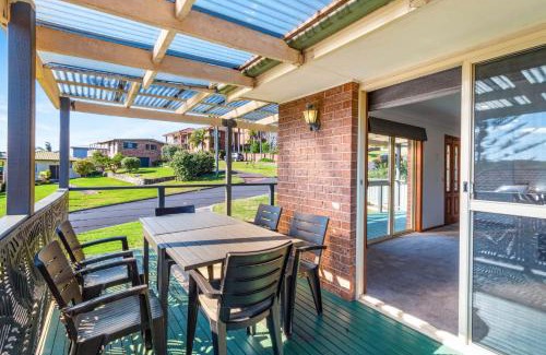 Malua Bay Casa | Breezy Bungalow at Malua