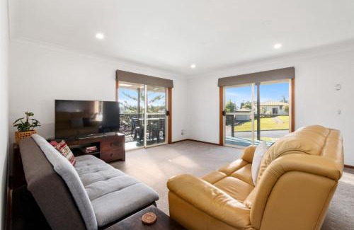 Malua Bay Casa | Breezy Bungalow at Malua