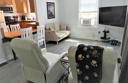 Ludington Cabaña | Breezy Bungalow. Queen beds, A/C. Boat ramp and Boat rentals steps away.
