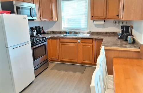 Ludington Cabaña | Breezy Bungalow. Queen beds, A/C. Boat ramp and Boat rentals steps away.