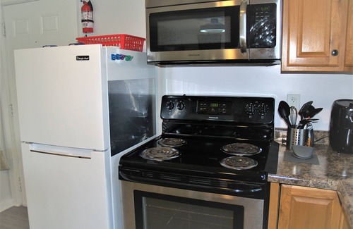Ludington Cabaña | Breezy Bungalow. Queen beds, A/C. Boat ramp and Boat rentals steps away.