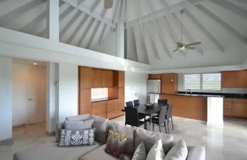 Providenciales Apartamento | Breezy, eco-friendly, with pool and lagoon view