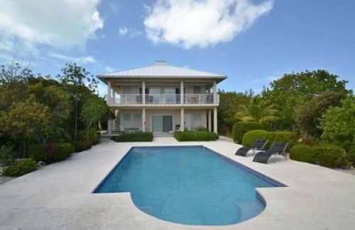Providenciales Apartamento | Breezy, eco-friendly, with pool and lagoon view