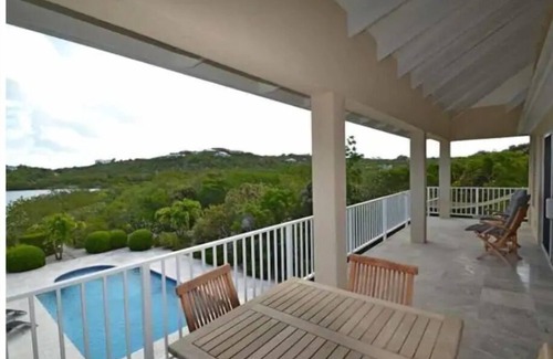 Providenciales Apartamento | Breezy, eco-friendly, with pool and lagoon view