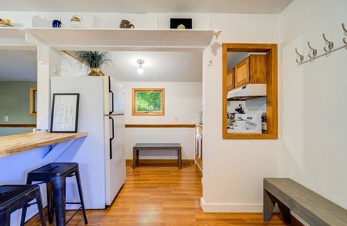 Town of Marbletown Cabina | Breezy Hill Eccentric Studio Cottage