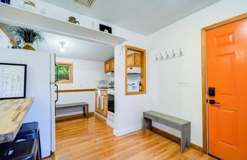 Town of Marbletown Cabina | Breezy Hill Eccentric Studio Cottage