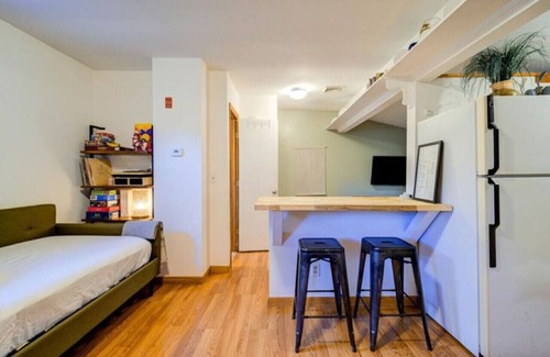 Town of Marbletown Cabina | Breezy Hill Eccentric Studio Cottage