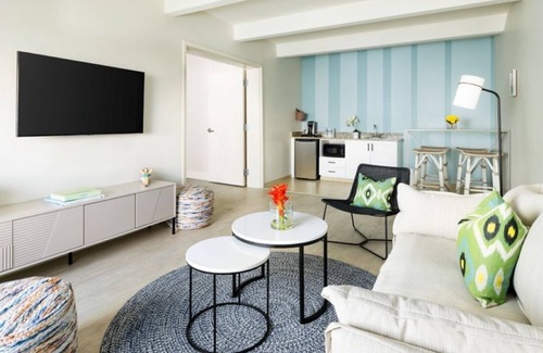 New Town Hotel | Breezy Key West Stay | Renovated Rooms, Pool, Bar & Nightly Fun