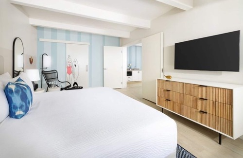 New Town Hotel | Breezy Key West Stay | Renovated Rooms, Pool, Bar & Nightly Fun