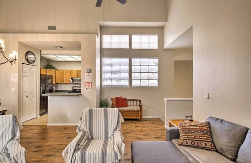 Mesa Condominio | Breezy Mesa Condo w/ Community Pool & Hot Tub!
