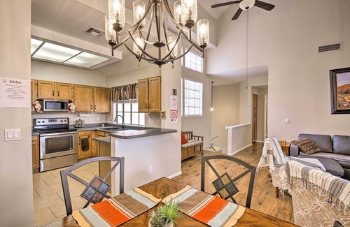 Mesa Condominio | Breezy Mesa Condo w/ Community Pool & Hot Tub!