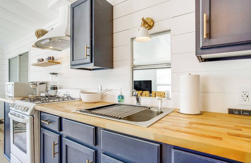 Ocean Pines Cabaña | Breezy Ocean Pines Cottage w/ Patio & Pool Access!